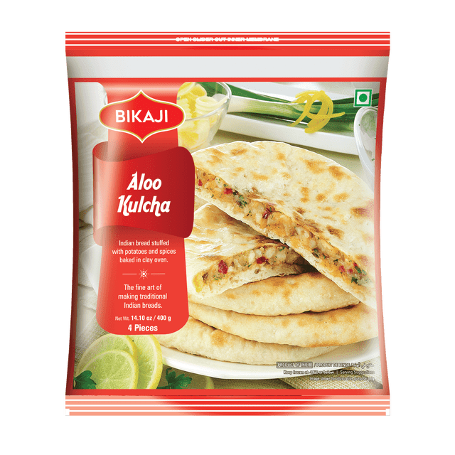 Bikaji Kulcha d'Aloo Surgelé 400 g, Paquet Contenant Quatre Morceaux de Pain Plat Traditionnel Indian Farci de Purée de Pommes de Terre Épicée, Empilé sur une Assiette Blanche avec une Pièce Découpée pour Révéler la Garniture, Accompagné de Tranches de Citron et d'Oignons Verts, Idéal pour une Cuisson Rapide à la Poêle Ou au four.