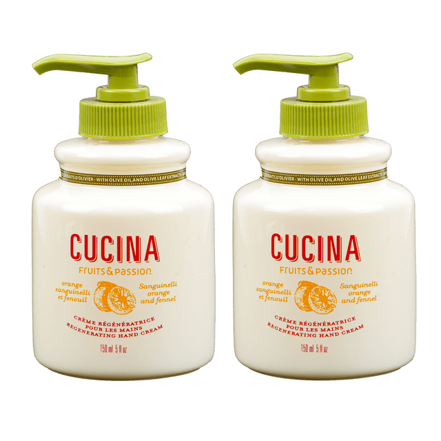 Fruits & Passion Cucina Crème Régénératrice pour les Mains 5 Onces - Lot de 2. Deux Bouteilles à Pompe de 150 ml de Crème pour les Mains Conçues pour la Cuisine, Enrichies en Huile d'Olive Pressée à Froid pour Maintenir l'Hydratation et l'Élasticité de la Peau. Présente une texture Non Grasse et un Mélange de Parfum avec orange sanguinelli et Fenouil. Écologique, Sans Cruauté, et Fabriquée au Canada avec un Emballage recyclable.