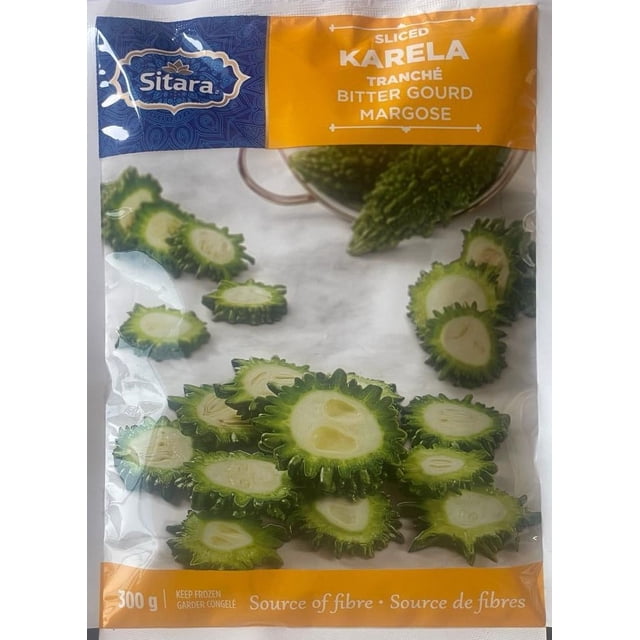Sitara Karela Tranchée Gourde Amère Surgelée 300 g Emballage Montrant des Rondelles Vertes Tranchées avec des Bords Texturés et des Centres Pâles, Étiqueté comme une source de Fibres dans les Légumes Surgelés.