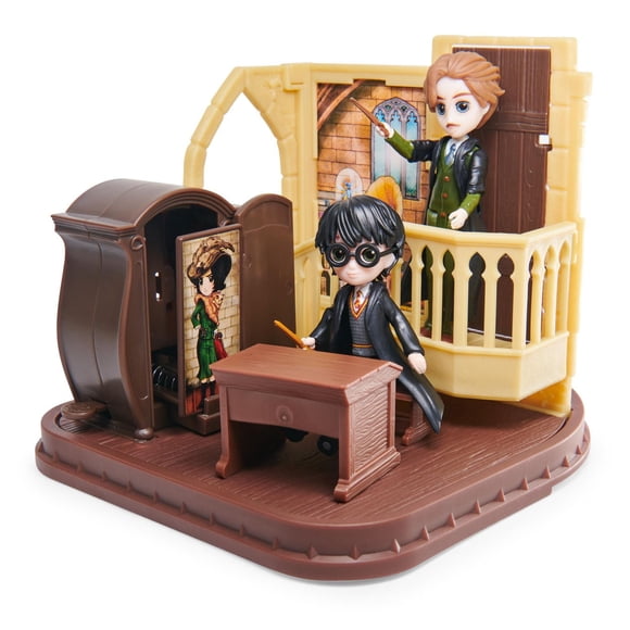 Wizarding World Harry Potter, coffret Magical Minis Defense Against the Dark Arts Classroom avec 2 figurines exclusives et 5 accessoires, jouets pour enfants à partir de 6 ans