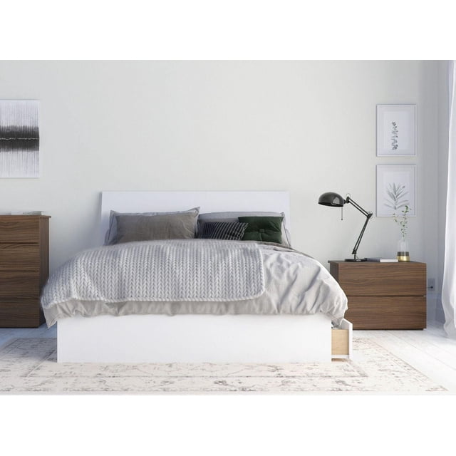 Shiraz Ensemble de Chambre 3 Pcs avec un Lit de Rangement Blanc avec Trois Tiroirs sous le Lit et une Tête de Lit avec Deux Compartiments de Rangement Latéraux, Assorti à une Table de Nuit à 2 Tiroirs Finition Noyer avec une Lampe Noire Ajustable, Style Chambre Moderne avec Literie Neutre et Coussins Décoratifs, Convient pour Améliorer le Rangement et l'Organisation de la Chambre.