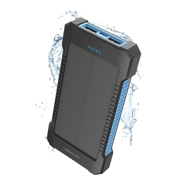 Merkury Banque Power à Énergie Solaire de 5000 mAh avec design Robuste Noir et Bleu, Panneau Solaire à l'Avant, Quatre Indicateurs de charge LED Bleus et Trois ports USB (2 USB-A, 1 USB-C) sur le Dessus, Illustré avec des Éclaboussures d'Eau Mettant en Valeur Son Indice d'Intempéries IPX4, Idéal pour la Recharge Rapide des Téléphones Intelligents et Appareils Mobiles et Souvent Utilisé comme source de Lampe de Poche d'Urgence.