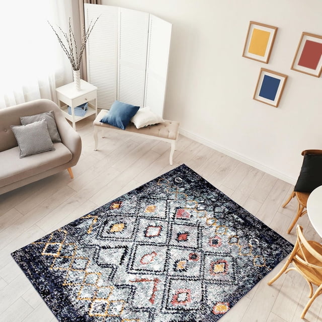 ECARPET Tapis Marocain Boho Chic pour Salon Chambre, Collection Classic, Tapis Rectangulaire en Polypropylène avec Motifs Géométriques à Treillis Accrocheurs dans les Tons Bleu, Gris, Jaune et Rouge, Posé sur un Plancher de Bois Franc Clair dans un Salon Lumineux avec sofa beige, table d'Appoint Blanche et Banc Rembourré, Convient aux Zones Intérieures Très Passantes.