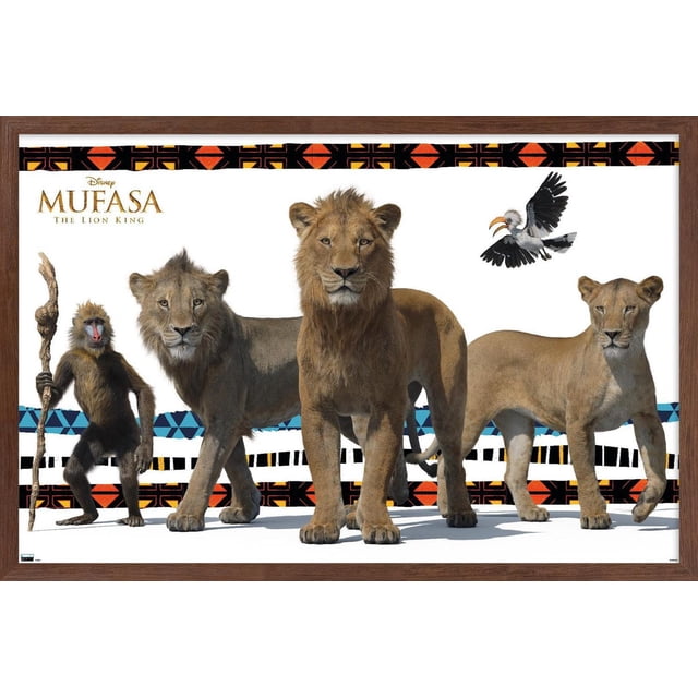 Disney Mufasa : Le Roi Lion - Affiche Murale de Groupe Mettant en Vedette Trois lions et un Babouin Tenant un Bâton sur un Fond Blanc avec des Motifs Tribaux Noirs, orange et Bleus. un Calao Vole au-Dessus. l'Affiche Brillante de 22,375 par 34 Pouces Convient à la Déco de la Maison Ou à la Décoration de Fête.