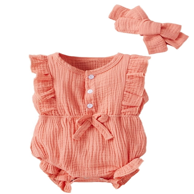Ensemble de Barboteuses et Bande pour Cheveux pour Bébé, Combinaison à Manches Volantées pour Nourrisson en Tissu Doux de Coton et Lin de Couleur Rose Corail. la Barboteuses Présente des Manches à Volants, une Fermeture à Boutons sur le devant, un Détail de Taille Nouée et un design à Bouton à l'Entrejambe pour des Changements de Couche Faciles. Comprend un Bandeau Assorti avec un Nœud. Convient aux Bébés de 0 à 12 Mois et Idéale pour des occasions comme les Fêtes, la Photographie Ou le Port Quotidien.
