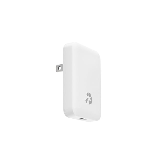 Nimble Wally Ultra 30W Simple USB-C Mural Charger Blanc dans une Vue Profil 3/4 avec une Forme Rectangulaire Mince et des Bords Arrondis, Fini Mat Blanc, Symbole de Recyclage Gris à l'Avant, Attaches Métalliques Pliables, et port USB-C, Doté de la Technologie GaN et de Power Delivery pour la Recharge Rapide de Téléphones Intelligents, Tablettes et Appareils USB.