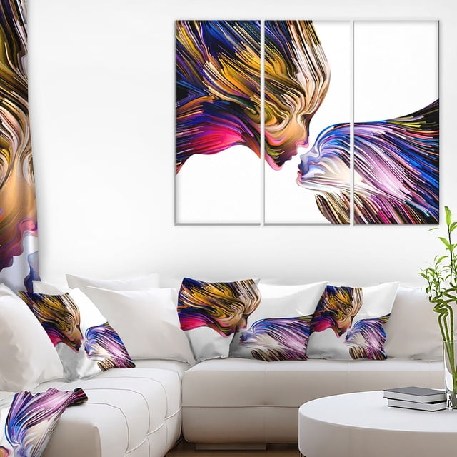 Design Art Impression sur Toile de Peinture Métaphorique de l'Esprit Mettant en Vedette une Toile Enveloppée à Trois Panneaux avec des Visages Abstraits en Stries Fluides de Violet, Or, Rose et Bleu, Exposée au-Dessus d'Un sofa Sectionnel Blanc avec des Coussins Décoratifs Assortis et un Rideau dans un Salon Moderne, Prête à Accrocher et Conçue au Canada.