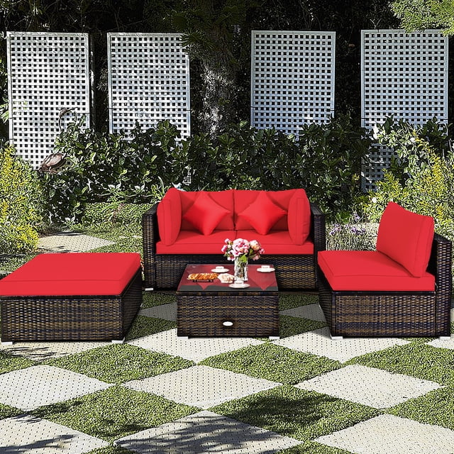 Costway Ensemble de Mobilier d'Extérieur en Rotin pour Terrasse, Sectionnel de Conversation 5 Pcs avec Coussins Rouges Exposés dans un Décor de Jardin. Comprend 1 sofa Sans Accoudoirs, 2 sofas d'Angle, 1 ottoman et 1 table Basse avec Dessus en Verre Trempé. le Cadre en Rotin Est Tissé à la Main avec un Matériau PE durable, Complété par des Coussins Épais et Deux Oreillers Doux pour le Confort. Dimensions : sofa d'Angle 29,5 Pieds' x 29,5 Pieds' x 25,5 Pieds' x 25,5 Pieds' x
