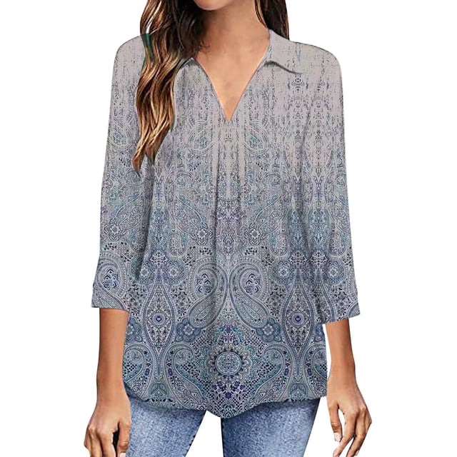 RKSTN blouse Décontractée Boho à Imprimé Floral pour Femme, Col en V, Manches Longues, Hauts d'Automne à Imprimé Floral, Chemisiers Amples. la blouse Présente un Col en V, des Manches Trois-Quarts et une Coupe Ample avec un Imprimé Floral d'Inspiration Bohème dans des Nuances de Bleu et de Gris. Fabriquée en polyester Léger, Elle Convient aux occasions Décontractées, s'Agence Bien avec des jeans Ou des leggings. le design Comprend un Ourlet Asymétrique pour une silhouette Fluide.