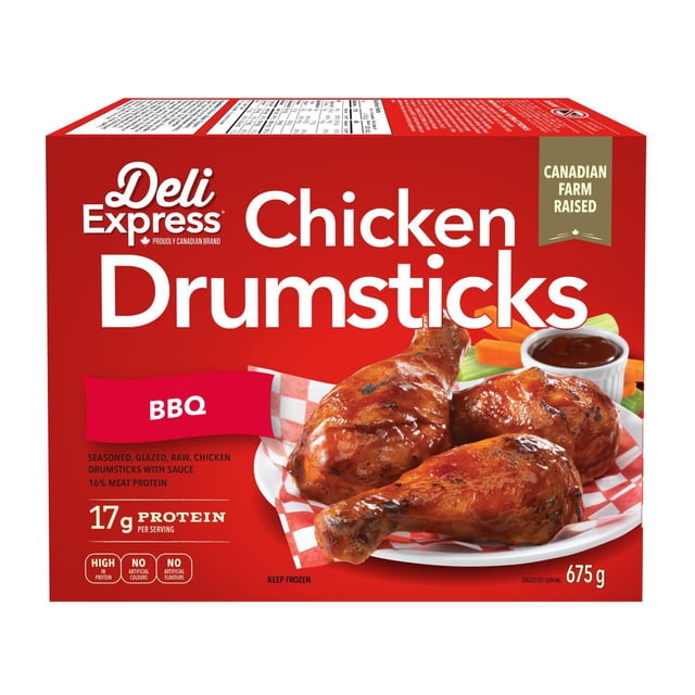 DELI EXPR BBQ Baguette FZ 675 g Montrant une Boîte Rouge de Baguettes de Poulet BBQ frozen DELI Express avec Trois Baguettes Glacées sur une Assiette Blanche Doublée de Papier à Carreaux Rouge, Servie avec une sauce BBQ et des Bâtonnets de Légumes, Mettant en Valeur 17 g de Protéines par Portion, Saveur BBQ Classique et Poulet Élevé à la Ferme au Canada.