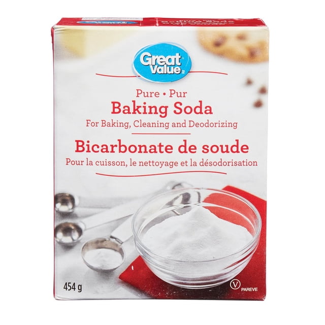 Great Value Bicarbonate de Soude Pur Boîte de 454 g avec Texte Bilingue Anglais et Français, Montrant un Bol en Verre Transparent Rempli de Poudre de Bicarbonate de Soude Blanche sur un Chiffon Rouge et des Cuillères Doseuses en Métal, Convient à la Cuisson, au Nettoyage et à la Désodorisation dans les Ingrédients de Cuisson du Garde-Manger.