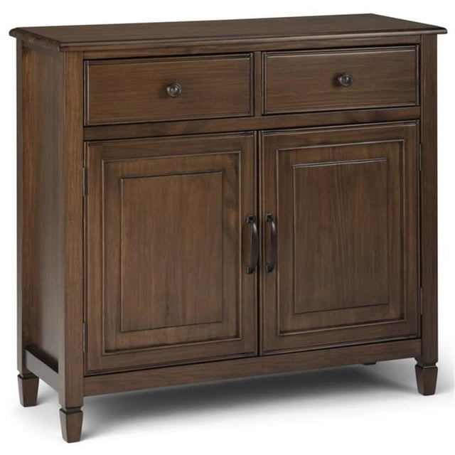 Connaught Armoire de Rangement d'Entrée Traditionnelle en Bois de 40 Pouces de Large en Brun Naturel Vieilli. Cette Armoire Artisanale en Bois Massif Présente une Finition Rustique Brun Naturel Vieilli, Deux Tiroirs avec Quincaillerie Décorative en bronze, et Deux Portes avec Tablettes Intérieures Ajustables. le design Traditionnel Comprend des Portes à Panneaux Surélevés vintage et des Pattes à Encoche, Convient aux Entrées, Salons Ou Bureaux. Dimensions : 36 Pouces H x 40 Pouces L x 15 Pouces P.