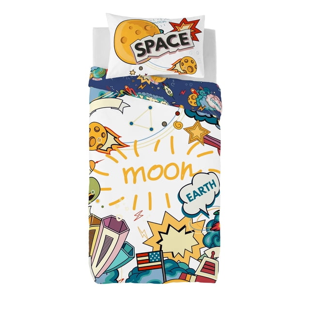 Gouchee Home Moon Space Ensemble de Housse de Couette Double avec Literie Réversible pour Enfants Comprenant un Côté Blanc avec des Graphiques Spatiaux de Style Bande Dessinée Incluant le Mot « Moon », des Planètes, des Étoiles, des Fusées et un Drapeau Américain, et un Côté Bleu Marine avec des Fusées et des constellations, Fabriqué en percale de Coton 100 % Oeko-Tex Respirante, Lavable à la machine pour un Entretien Facile.