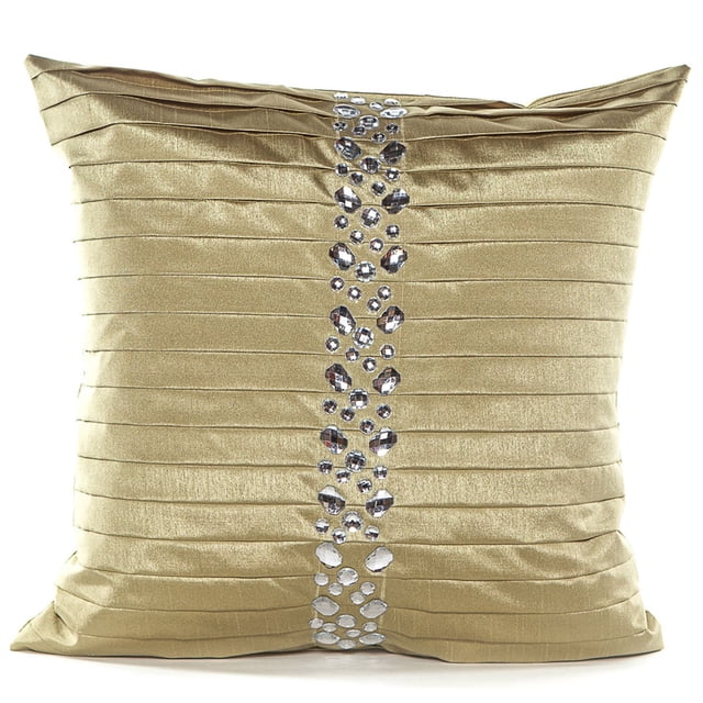 Gouchee Coussin Diana Design en Tissu faux Soie Doré avec Plis Horizontaux et une Bande Centrale Verticale de Strass Argentés, Coussin Décoratif de 18 par 18 Pouces Rempli de Fibre de polyester Canadienne et Doté d'Une Fermeture Éclair pour un Retrait Facile de la Coque.