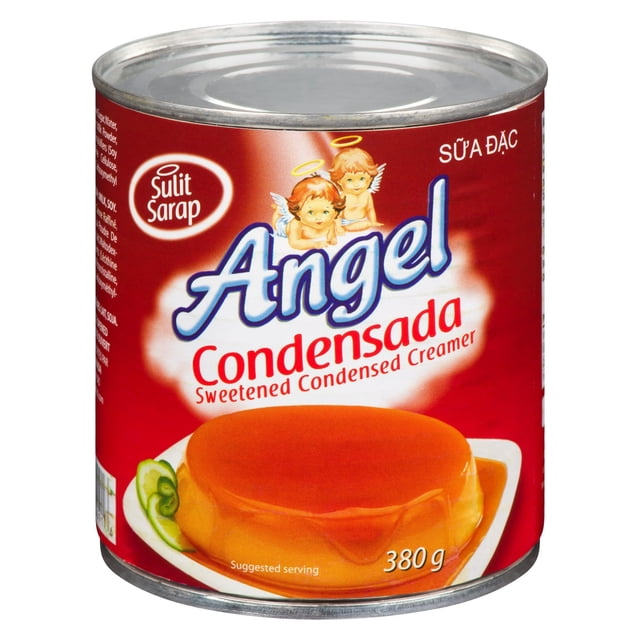 Angel Condesada Lait Condensé en Conserve, 380 g, avec une Étiquette Rouge Présentant Deux Anges au-Dessus du Nom de Marque. la Conserve Montre un dessert au caramel et au flan sur une Assiette Blanche comme suggestion de Service, Mettant en Valeur Son Utilisation comme Crémier Condensé Sucré Convenant aux desserts Filipino et à la Pâtisserie.