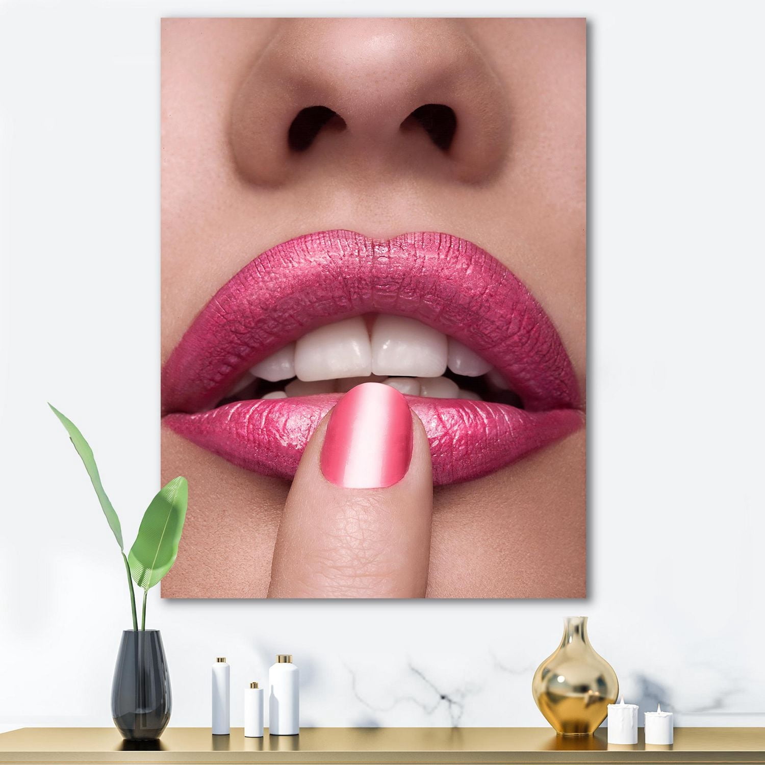 Designart Lèvres roses de femme avec le doigt sur la bouche Art mural sur toile