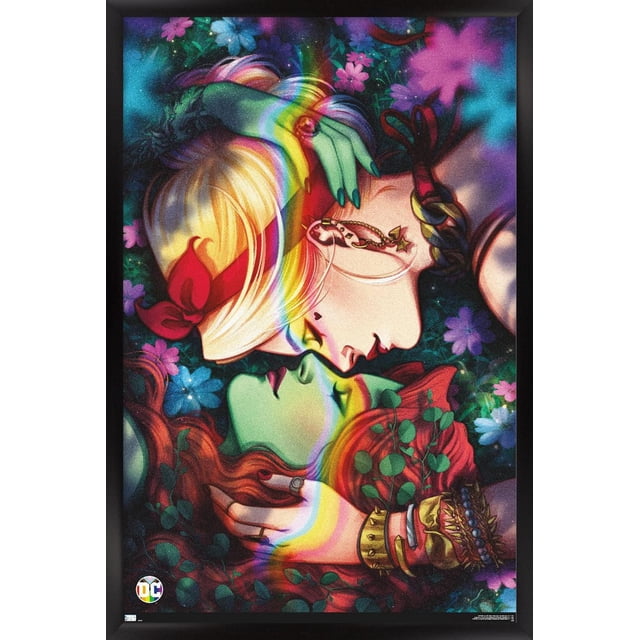 DC Comics - Harley Quinn and Poison Ivy Pride Affiche Murale, 22,375 Pouces x 34 Pouces, une Impression d'Art Mural Brillante Mettant en Vedette Harley Quinn aux Cheveux Blonds et un Nœud Rouge Se Penchant sur du Sureau Vénéneux à la Peau Verte et aux Cheveux Rouges, Entourée de Fleurs et de Feuillage Vibrants, Convient à la Déco de Chambre Ou de Bureau avec des Effets Lumineux Arc-en-Ciel Rehaussant les Couleurs.