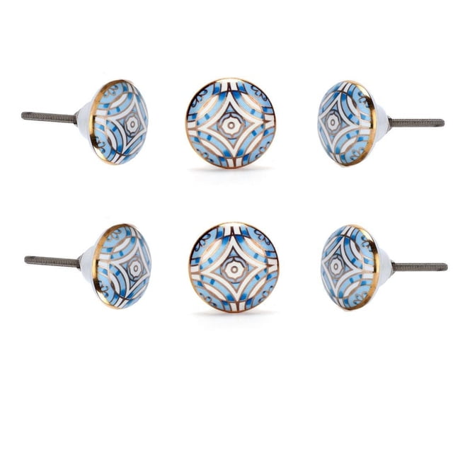 Cadia Armoire Knob Ensemble de 6, Magnifiquement Fait à la Main avec des Motifs Géométriques Bleus et Dorés Complexes. Conçus pour la Quincaillerie d'Armoire, Ces Boutons Sont Fournis avec des Vis et de la Quincaillerie pour une installation Facile. Idéal pour les Tiroirs de Commode, les Armoires Ou les Portes d'Armoire de Cuisine, Offrant une Fonctionnalité durable et Décorative.