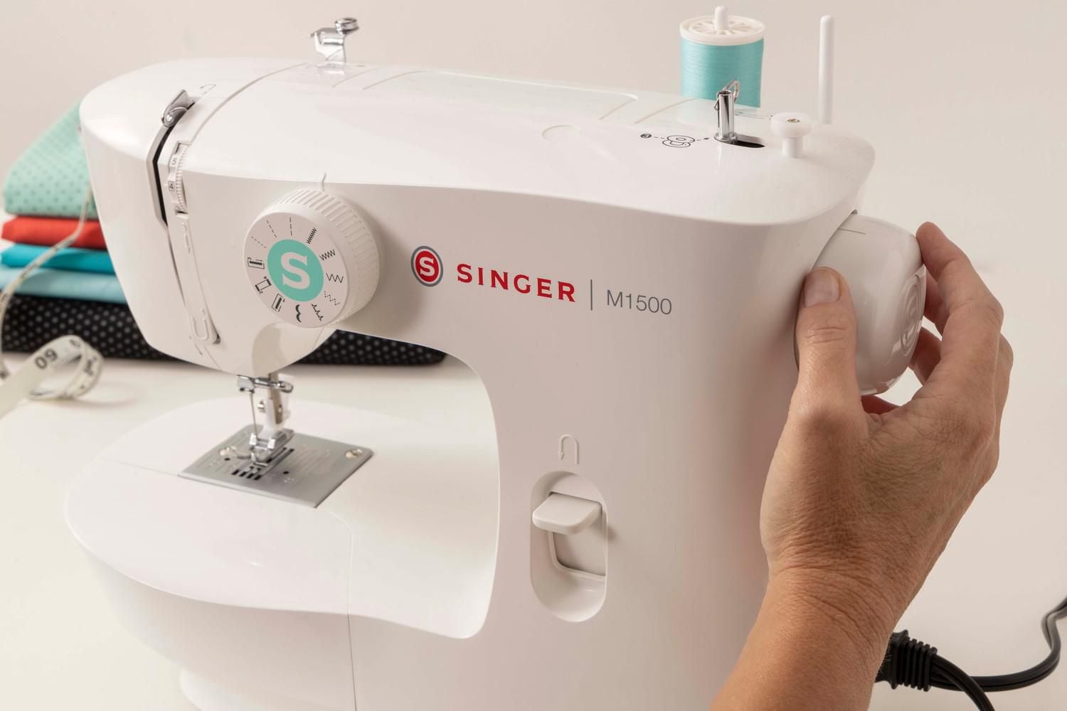 SINGER® M1500 Portable Mechanical Sewing Machine for Beginners, 6 Built-In Stitches and Accessories
