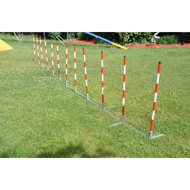 Handlers Choice Ensemble de Tissage d'Entraînement à Base Métallique de 12 Poteaux en PVC à Rayures Rouges et Blanches avec bases Plates en Acier Enduit de Poudre Espacées de 24 Pouces sur Gazon, Conçu pour l'Entraînement d'Agilité des Chiens et la Pratique portable des Habiletés de Tissage.