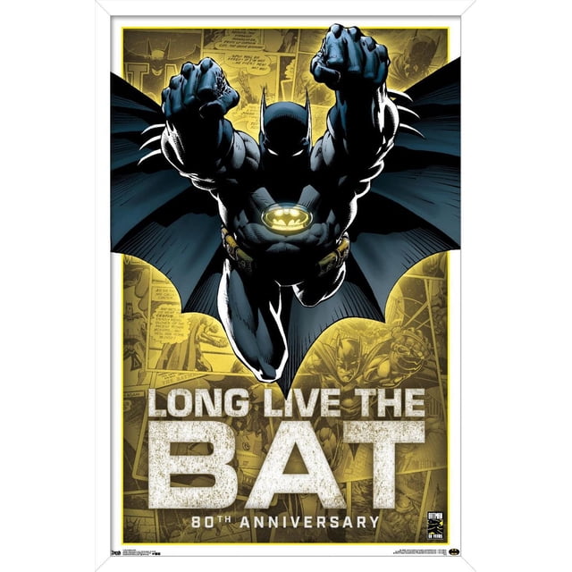 DC Comics - Batman - Affiche Murale du 80e Anniversaire, 22,375 Po x 34 Po Mettant en Vedette Batman en costume Noir et Bleu avec l'Emblème de Chauve-Souris Jaune Lumineuse, Volant vers l'Avant avec Poings Allongés et cape s'Éparpillant Largement, contre un collage Jaune de Panneaux de Bande Dessinée Batman vintage avec Texte Blanc Audacieux « Longue Vie à la Chauve-Souris » et « 80e Anniversaire » en Dessous, Convient pour Décorer des Pièces Ou des Espaces