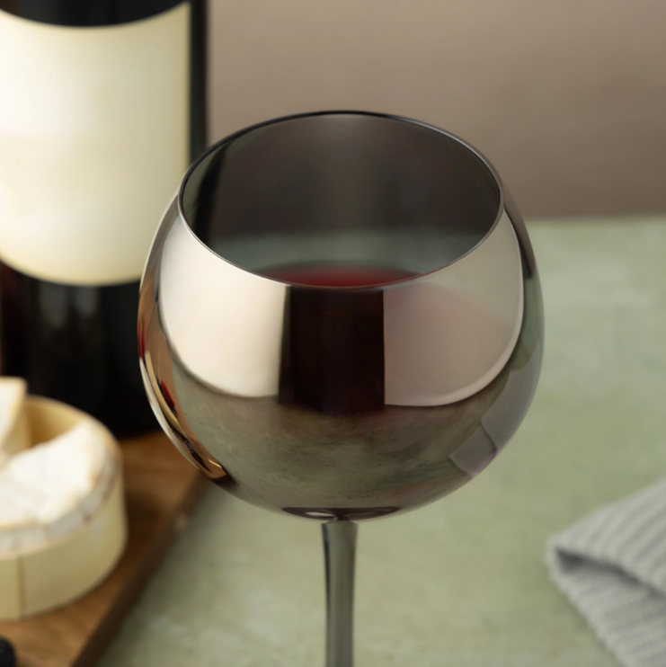 Verres à vin à pied sphériques fumés et irisés Thyme & Table, lot de 2 (620 ml).