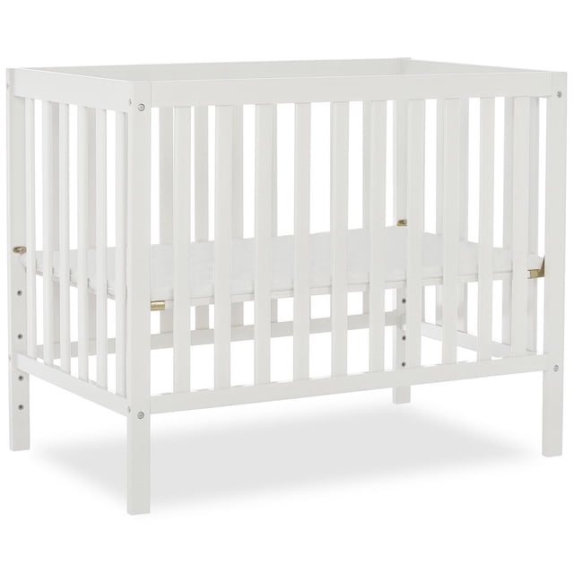 Dream On Me Edgewood Lit de Bébé Mini Convertible 4-en-1 en Bois de Pin Blanc avec Lattes Verticales et support de Matelas Ajustable, Vue avant 3/4. Conforme aux Normes de Sécurité ASTM et CPSC pour la Chambre de Bébé.