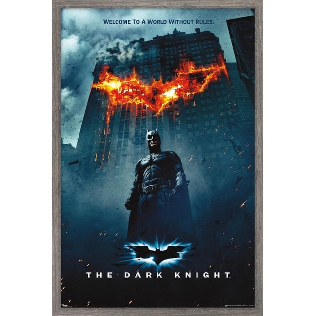 DC Comics Film - The Dark Knight - Logo Batman sur une Feuille Affiche Murale, 22,375 Pouces x 34 Pouces Montrant Batman en Armure Noire Se Tenant Debout devant un Gratte-Ciel avec un Symbole de Chauve-Souris Ardente Brûlant sur Sa Façade au Milieu de la Fumée et des Étincelles, avec « Bienvenue dans un Monde Sans Règles » au-Dessus et « The Dark Knight » en Dessous, Idéal pour la Décoration Murale de Chambre Ou de Bureau.