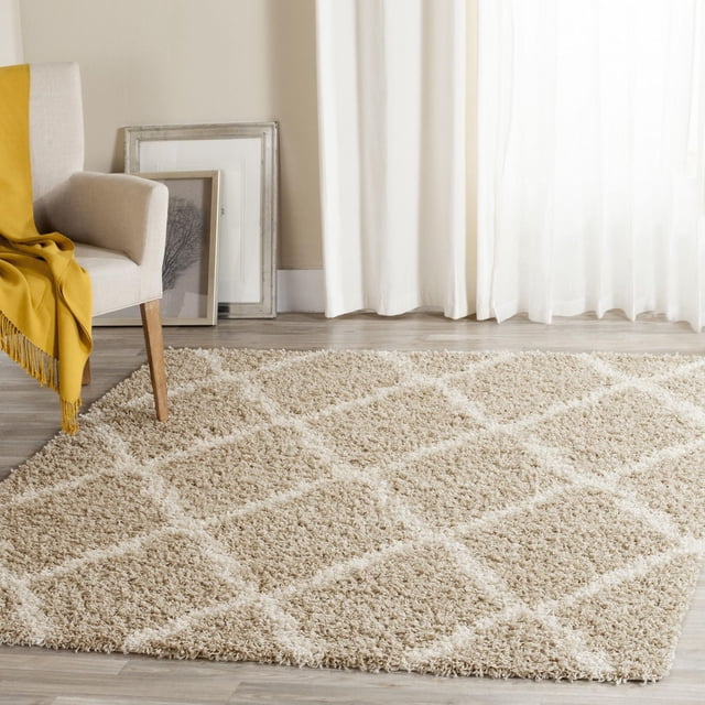 Safavieh Dallas Tapis Shag Géométrique Logan en beige avec Motif de Carreaux Marocains Ivoire, Fait de Poils Shag en Polypropylène Doux, Montré sur Plancher de Bois Clair à Côté d'Un Fauteuil beige avec un Jeté Jaune Moutarde, Convient pour Ajouter un Confort Moelleux aux Salons.