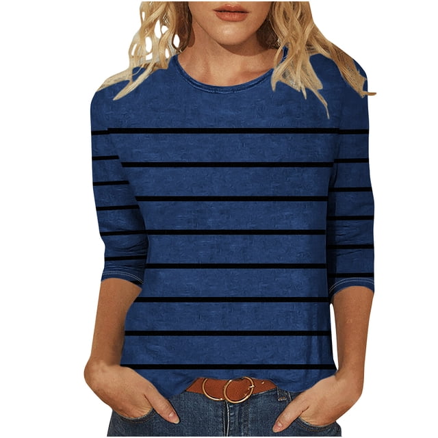 Chemisiers pour Femmes T-shirt Imprimé à Manches 3/4 Mi-Longues et Col Rond. Ce Haut Décontracté Présente une base Bleue avec des Rayures Noires Horizontales, Fabriqué en polyester Léger pour le Confort. Idéal pour les occasions Décontractées, le Port Quotidien Ou les Saisons de Printemps et d'Hiver. Souvent Désigné comme un Chemisier Rayé Ou un Haut Décontracté pour Femme.