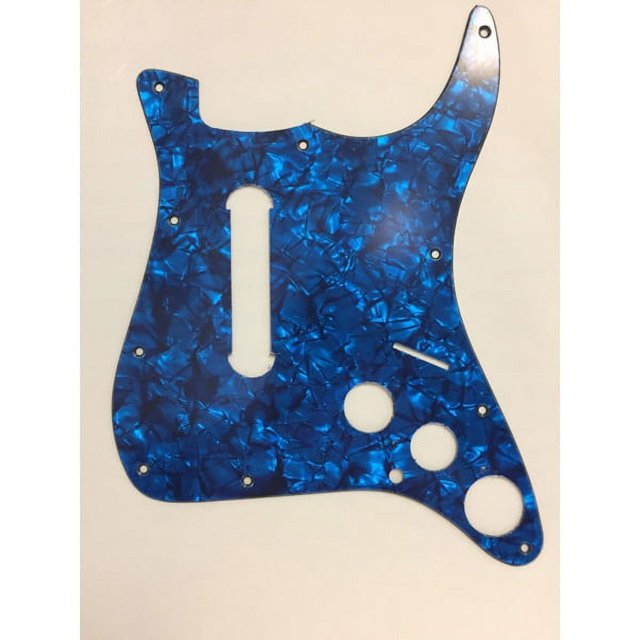 Remplacement du Protège-Piquet de Guitare Rock Band 4 Blue Pearl par Mad Catz, Doté d'Un design Blue Pearl vibrant. Conçu pour Protéger Ou Remplacer le Protège-Piquet de Votre Guitare Rock Band 4 Fender Stratocaster. sous Licence Officielle Mad Catz.