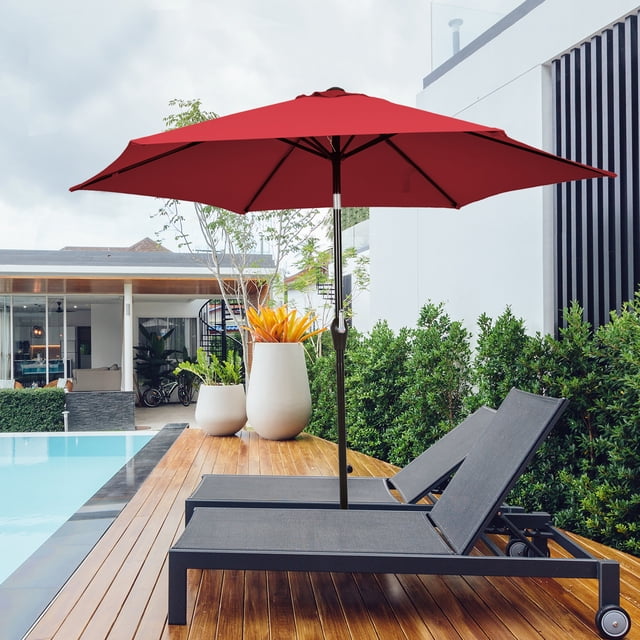 Gymax Parasol de Patio 10 Pi Parasol de Marché pour Table Cour Extérieur avec 6 Baleines en Bourgogne, Doté d'Un Auvent en polyester durable et d'Un Poteau en Fer Enduit de Poudre. Positionné sur une Terrasse en Bois au Bord de la Piscine avec Chaises Longues et Verdure, Ce Parasol Offre de l'Ombre Extérieure avec un Manivelle et un Mécanisme d'Inclinaison pour un Ajustement Facile. Comprend une Évent pour la Résistance au vent, Idéal pour patios, Jardins et Lieux Commerciaux.