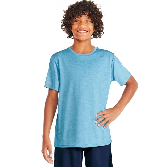 Athletic Works T-Shirt Technique pour Garçons en jersey Bleu Pâle Teinture Spatiale avec Col Ras du Cou et Manches Courtes, avec Tissu Qui Évacue l'Humidité DRI-MORE et Détails Réfléchissants sur la Manche et l'Ourlet, Montré à l'Avant Assorti à des shorts Actifs Bleu Marine, Idéal pour les Cours de gym Ou les Jeux Extérieurs.