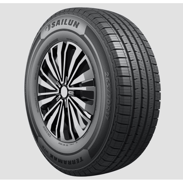 Sailun Terramax Pneu HT2 LT235/85R16 LRE BSW Pneu Toutes Saisons Montré dans une Vue de Profil 3/4 Monté sur une Roue en Alliage Noire et Argent à Multiples Rayons, Présentant un Motif de Bande de Roulement pour Camions Légers et VUS, Parois Latérales Renforcées pour la Durabilité, et Conçu pour une Conduite Silencieuse et Confortable avec une Garantie de Durée de Vie de la Bande de Roulement de 60 000 Kilomètres.