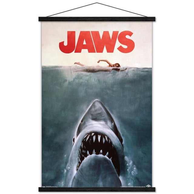 Mâchoires - Affiche Murale d'Une Feuille, 22,375 Po x 34 Po Présentant l'Art Mural du Film Classique avec un Grand Requin Blanc Émergeant d'Une Eau Bleu Profond avec des Mâchoires Ouvertes et des Dents Tranchantes, Nageant vers une Femme à la surface, avec un Texte de Mâchoires Rouges Audacieux en Haut, Imprimé sur du Papier Lustré et Facile à Accrocher avec des Montures Adhésives, Convient à la Décoration de Chambre Ou de Bureau.
