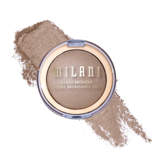 Milani - Poudre Bronzante Cuite - 01 Amalfi Glow - 1 Pce Présentant un compact Rond avec Couvercle Transparent et Bord Doré, Contenant de la Poudre Bronzante Cuite Lisse en Brun Chaud avec Poudre Libre Swatchée derrière sur Fond Blanc. Cuite sur Tuiles de Terre Cuite Italienne, Elle Offre une Couleur Multidimensionnelle et une Chaleur Naturelle avec un Doux Scintillant, Idéale pour une Finition Ensoleillée et un Subtil contouring.