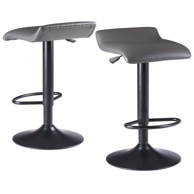 Winsome Tarah Ensemble de 2 Pcs Tabouret à Levage Pneumatique Réglable avec Sièges en Similicuir Gris Perle Coussinés, Doté d'Un Léger Levage Arrière, bases en Métal Noir Mat avec Repose-Pieds Intégrés, et Hauteur Réglable de 26,4 à 34,4 Pouces, Illustré des angles avant et Latéraux sur un Fond Blanc, Idéal pour les Sièges de Cuisine Ou de bar.