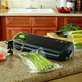 thumbnail image 2 of FoodSaver FM2000 Trousse de Départ pour Scelleuse sous Vide avec Scelleuse sous Vide Portative, Noir, 2 of 5