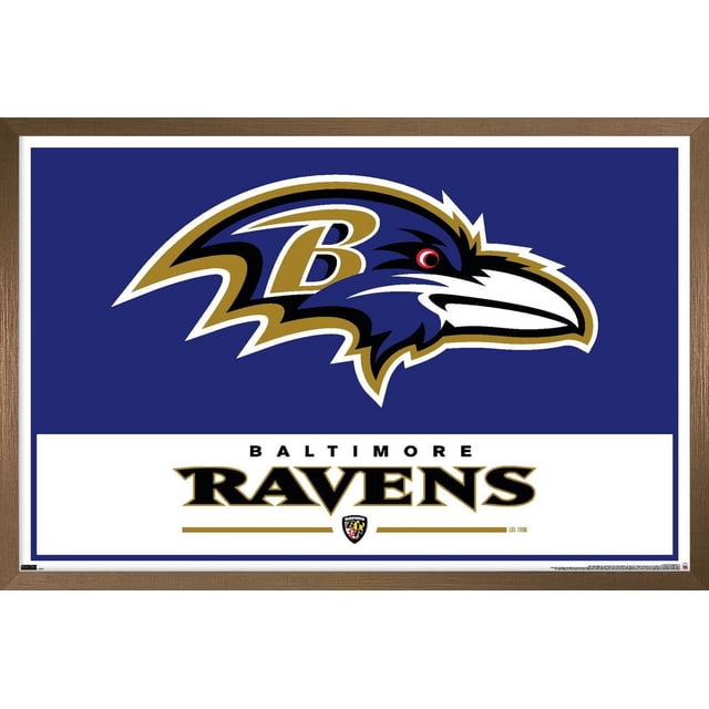 NFL Baltimore Ravens - Logo 21 Affiche Murale, 22,375 Po x 34 Po Encadrée, Affichant un Logo des Baltimore Ravens Centré avec une Tête de Corbeau Stylisée en Violet, Noir, Or et Blanc sur un Fond Bleu Foncé au-Dessus du Texte « Baltimore Ravens » Noir et Or Audacieux sur Fond Blanc, Encadré en Bois Clair avec un Accroche-Dents, Convient à l'Art Mural dans les Chambres, Bureaux, Dortoirs et Fêtes à Thème Sportif