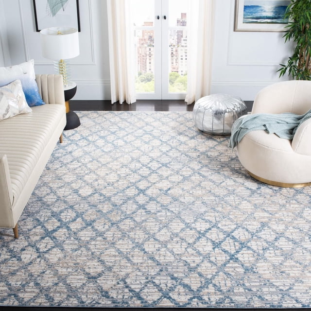 Safavieh Lagoon Tapis à Motif Treillis Cenric Usé Présentant un Motif de Treillis Géométrique Bleu et beige Doux avec une Finition Texturée Subtile, Tissé Mécaniquement en Fils Synthétiques Peluche pour la Durabilité, Montré dans un Salon Lumineux avec des Planchers de Bois Franc Sombres, sofa Crème, Chaise Ronde beige et pouf Argenté, Convient au décor Moderne.