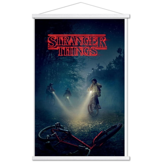 Netflix Stranger Things - Affiche Murale de Vélos, 22,375 Po x 34 Po Représentant une Scène Nocturne de Forêt avec Trois Enfants Chevauchant des Vélos Utilisant des Lampes de Poche sur un Sentier, un Vélo Rouge Allongé au Sol au Premier Plan, et le logo Rouge Néon Stranger Things Lumineux au-Dessus d'Un Ciel Étoilé, Convient comme art Mural dans les Chambres Ou les Bureaux.