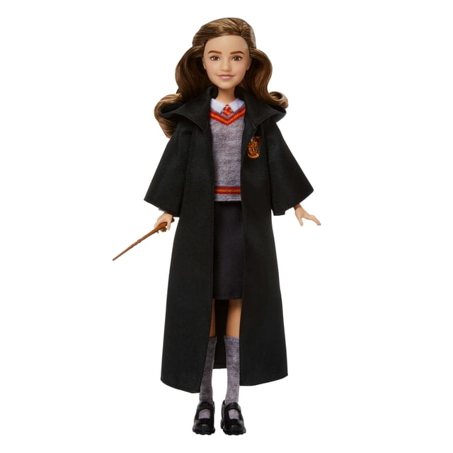Hermione Granger Poupée Mannequin d'Uniforme de Poudlard Inspiré d'Un Film avec Accessoire Baguette, Portant sur le devant une robe Gryffondor Noire avec Écusson de Maison, Chandail Gris avec Bordure Rouge et Dorée, Jupe Noire, Chaussettes Grises Jusqu'au Genou et Chaussures Noires, Tenant une Baguette dans Sa Main Droite sur un Fond Blanc, Idéale pour les collections de Poupées Harry Potter et le Jeu Imaginatif.