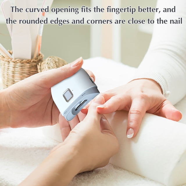 TopLLC Nouveau Coupe-Ongles Électrique, machine de Manucure Automatique avec Technologie Anti-Pincement, Montrée Lors d'Une Séance de Manucure. l'Appareil compact et portable Présente une Ouverture Courbée pour une Coupe Précise des Ongles et une Boîte de Rangement pour Fragments Intégrée pour Éviter les Dégâts. Conçu avec des Piles Rechargeables et des Lames en Acier Inoxydable, Il Offre une Expérience de Soin des Ongles Sûre, Indolore et Efficace. l'Image Met en Valeur Sa Conception Ergonomique et Sa Facilité d'Utilisation, Convient aux Utilisateurs Droitiers et Gauchers.