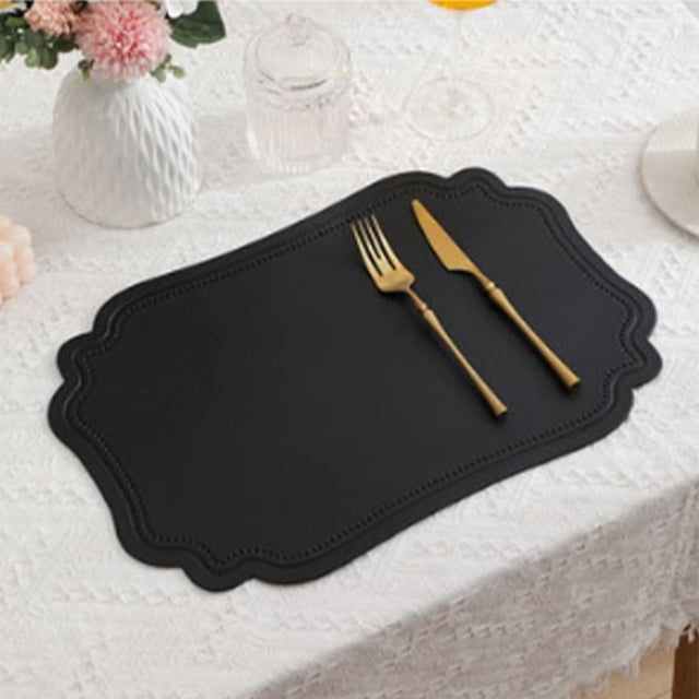 Meitianfacai Napperons Vintage en PVC au Style Scandinave, Isolants Thermiques, en Noir, avec un Bord Festonné Décoratif. Le Napperon Est Exposé sur une Nappe Blanche Texturée avec des Couverts Dorés Posés sur le Dessus, Mêlant Esthétique Traditionnelle et Moderne. Parfait pour les Repas et les Réceptions, Il Mesure 30x45x0.2cm, Est Anti-Huile, Facile à Nettoyer et Fait Partie de la Catégorie des Linges de Table.