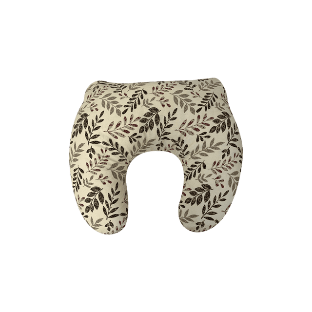 Ara Enfants - Feuilles - Oreiller d'Allaitement No 020 Présentant un design Ergonomique en Forme de U avec un Motif de Feuilles sur un Fond Crème. Cet Oreiller d'Allaitement Polyvalent Est Conçu pour l'Alimentation, l'Allaitement au Biberon et le Soutien du Temps sur le Ventre. Fabriqué au Canada avec une Housse en Coton Amovible pour un Nettoyage Facile. les Dimensions Sont d'Environ 22 Pouces par 19 Pouces par 6 Pouces.