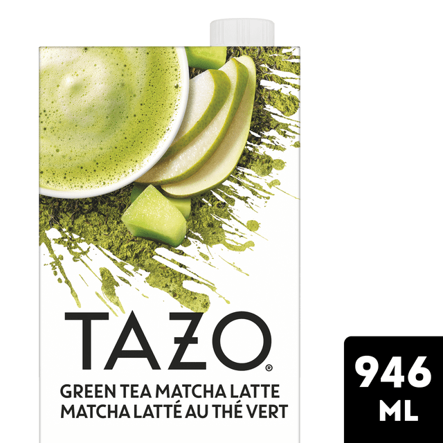 TAZO carton de Concentré de MATCHA GRN CONC Thé Vert MATCHA latte avec volume de 946 ml, Présentant un Fond Blanc avec des Éclaboussures de Poudre de MATCHA Verte, une Tasse Moussante de MATCHA latte et des Tranches de Pomme Verte Fraîches sur l'Étiquette, Convient à la Préparation de Boissons au Thé Vert.