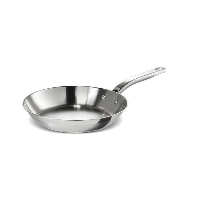 T-fal Poêle à Frire en Acier Inoxydable 26 cm avec Intérieur et Extérieur en Acier Inoxydable Poli, Poignée Ergonomique Rivetée en Acier Inoxydable, et base Encapsulée pour induction compatible avec Toutes les Tables de Cuisson Y Compris induction, compatible au Four jusqu'à 260 °C (500 °F), Présentée sous un angle 3/4 sur Fond Blanc, Convient Aussi pour Saisir et Finir des Plats au Four.