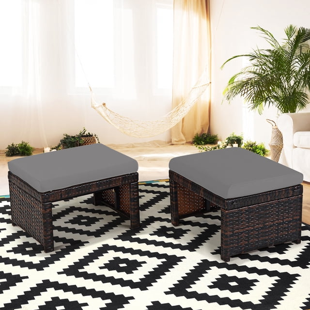 Costway Lot de 2 Poufs en Rotin pour Patio avec Siège Coussiné et Repose-Pieds, Meuble avec Deux Poufs avec Cadres en Rotin PE Brun Mélangé et Coussins Gris. Chaque Poufs Mesure 19,5 Pouces par 15,5 Pouces par 13 Pouces et Comprend une structure Robuste en Forme de X avec Barres Croisées Renforcées pour la Durabilité, Supporte jusqu'à 355 Lb. les Coussins Sont Remplis d'Éponge à Haute Résilience, Ont des Fermetures Éclair Cachées pour un Nettoyage Facile, et Sont Fixés avec des Bandes Fixes pour Empêcher le Glissement. Conven
