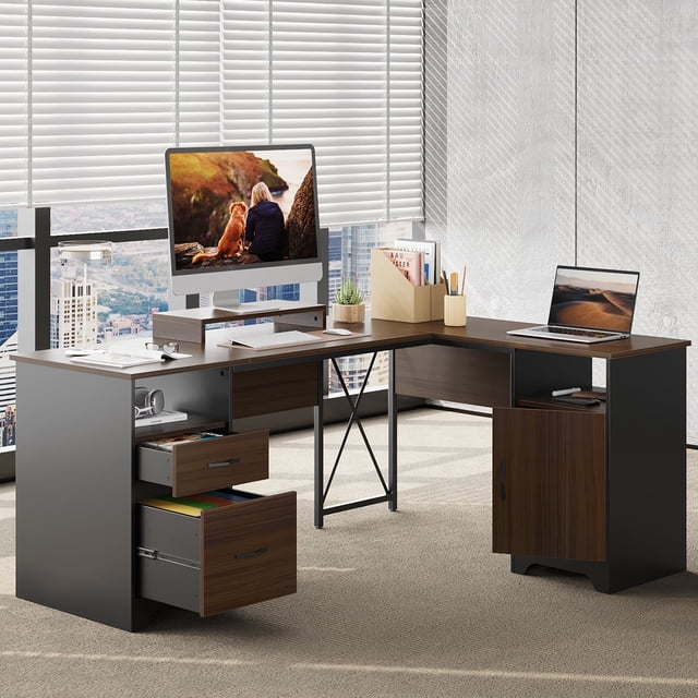 Bestier Bureau en L avec Tiroirs de Classement, Bureau d'Ordinateur de Bureau 63 Pouces x 47 Pouces à Fini Cerisier, Conçu comme un Bureau d'Angle avec un Support d'Écran Amovible, Deux Étagères Ouvertes, Deux Tiroirs et une Armoire de Rangement. le Bureau Exécutif Est Soutenu par Deux Piédestaux Robustes et une Barre en x pour la Stabilité, Idéal pour les Installations de Bureau à Domicile. Exposé dans un Décor de Bureau Moderne avec des Stores Qui Diffusent la Lumière Naturelle.