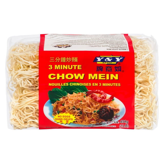 Y & Y 3 Minute Chow Mein Noodles Ensemble avec Emballage en Plastique Transparent et une Étiquette Rouge Affichant le logo de la Marque, le Temps de Cuisson et une suggestion de Portion de Nouilles Sautées avec des Légumes et des Crevettes, Contenant 454 g (1 lb) de Longues Nouilles Fines de Blé Qui Sont Véganes, Sans Oeufs et Idéales pour les Soupes Ou les Sautés.